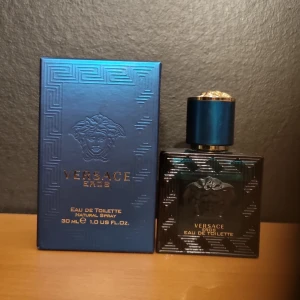 Versace Eros Eau de Toilette 30ml - Om du vill lukta gott och känna dig fräch så är den här Versace Eros Eau de Toilette pärfekt för dig.Du får med den stiliga orgenal förpakningen.Och vi kan diskutera priserna om någon är sugen.