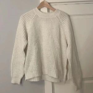 Vit stickad tröja med struktur - Säljer en vit stickad tröja med grov struktur och rund hals. Tröjan har långa ärmar och ribbade muddar vid ärmslut och nederkant. Perfekt för dig som gillar en enkel men ändå snygg look med lite extra textur. Lånade bilder!❤️ inte jätte urtvättad, i ganska bra skick, säljer för 60kr super mjuk och gosig verkligen❤️ i storlek S