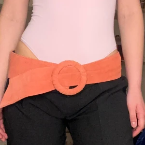 Vintage brett skärp i äkta skinn - Säljer ett brett bälte från Vera Pelle, tillverkat i äkta skinn. Bältet har ett rund spänne i samma färg och material som resten av bältet. 