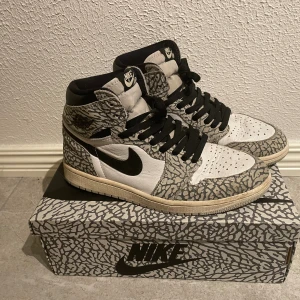 Nike Air Jordan 1 Elephant Print Highs - Säljer mina gamla Jordan 1 elephant print skor, pågrund av defekterna säljer jag de för billigt. 