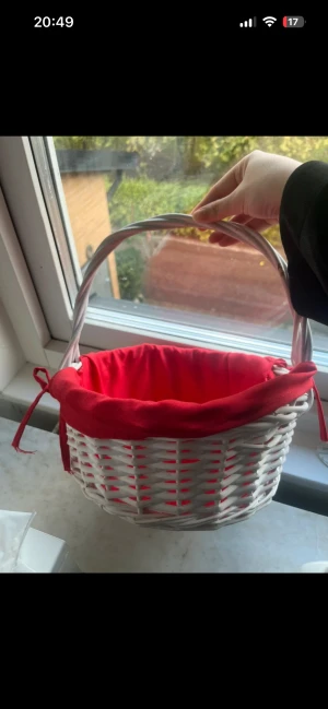 Korg  - Superfin ny kort har legat i källaren så behöver tvättas utöver det är den hel och fin 