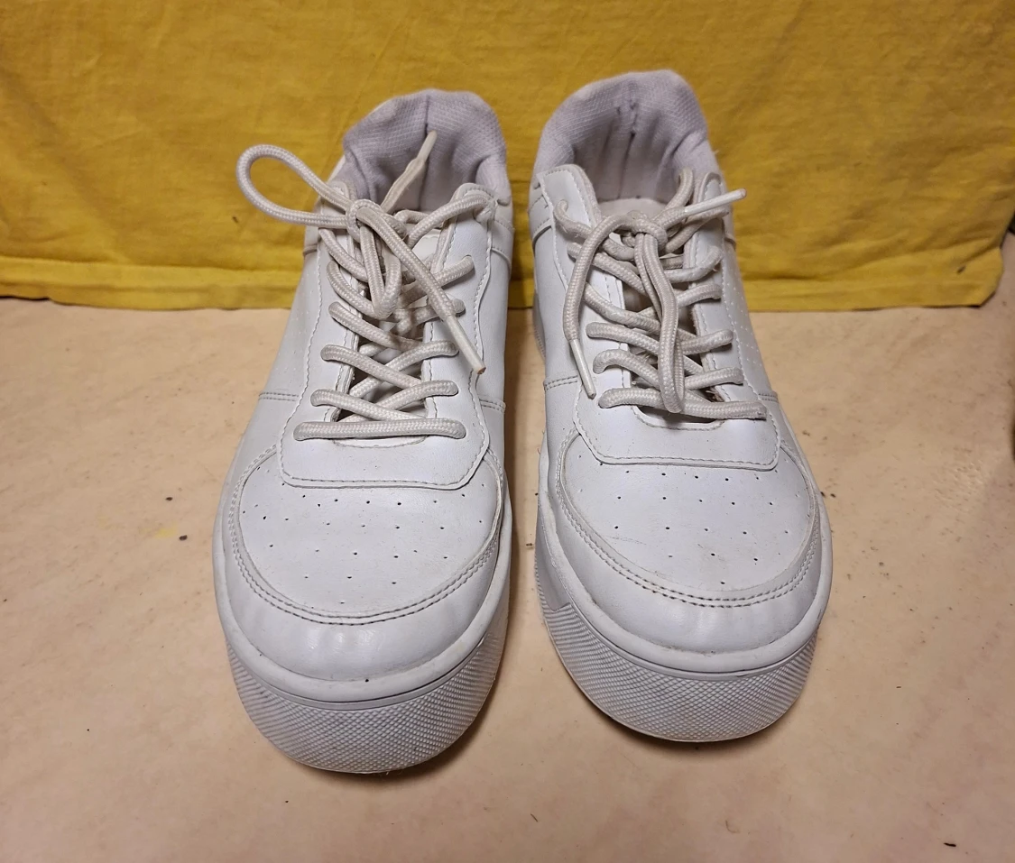 Vita sneakers med platt sula