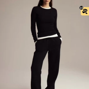 Svarta mjukisbyxor - Svarta mjukisbyxor, jätte fina o knappt använda för dem är för korta på mig, skriv om ni vill att ja ska skicka bild på dom så fixar jag det