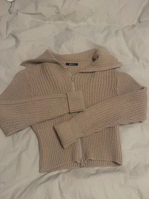 Stickad tröja  - Superfint skick från Ginatricot, endast använd någon enstaka gång! Normal i storleken