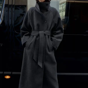 Populär slutsåld kappa Zara - Säljer denna slutsålda och populära kappa från Zara. Ny med prislappen på!