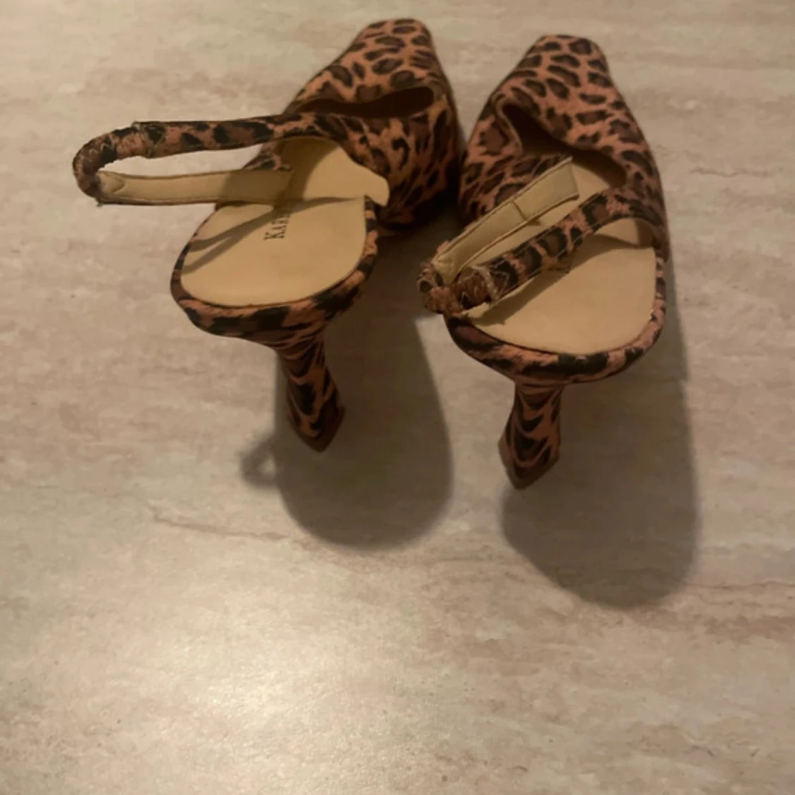 Leopardmönstrade pumps från Karen Scott - 3