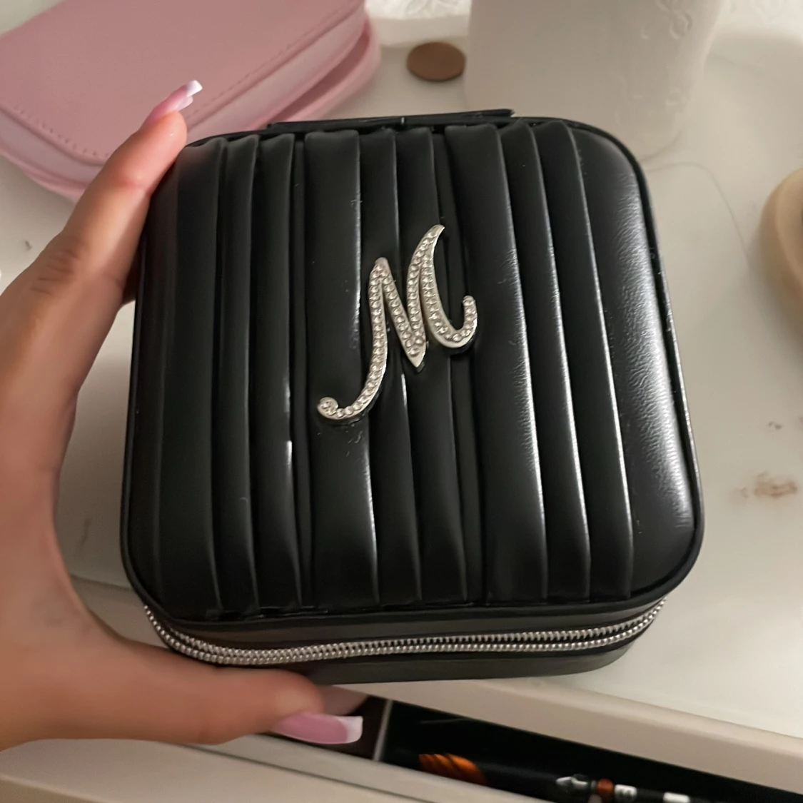 Svart quiltad smyckesväska med M-detalj