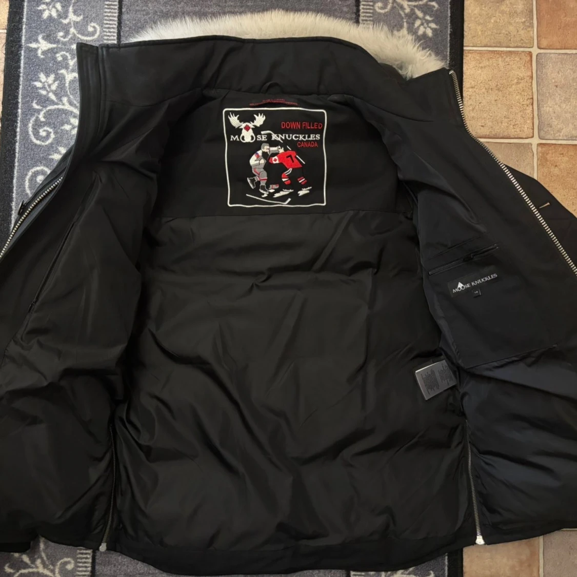 Svart dunjacka Moose Knuckles med pälskrage - 3