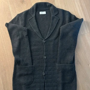 Cardigan  - Säljer en mycket snygg och modern tröja från Pier One. Tröjan är i ny skick! Storleken är L och kan vara din för endast 299kr!
