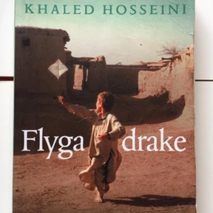 Flyga drake - En stark berättelse om vänskap, svek och lojalitet i Afghanistan. Följ Amir och Hassan genom barndom, krig och exil. Perfekt för dig som gillar gripande romaner med djup och känsla, och vill upptäcka nya perspektiv på livet och världen.
