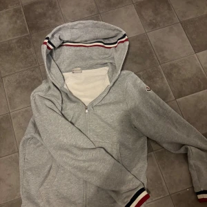 Moncler zip hoodie  - Säljer nu denna feta moncler zip hoodien. passar nån från 176-181