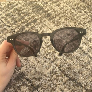 Svarta solglasögon från CHIMI - Snygga svarta solglasögon från CHIMI! Modell 01, sparsamt använda! Köpta för runt 1300kr, säljes för 400kr!