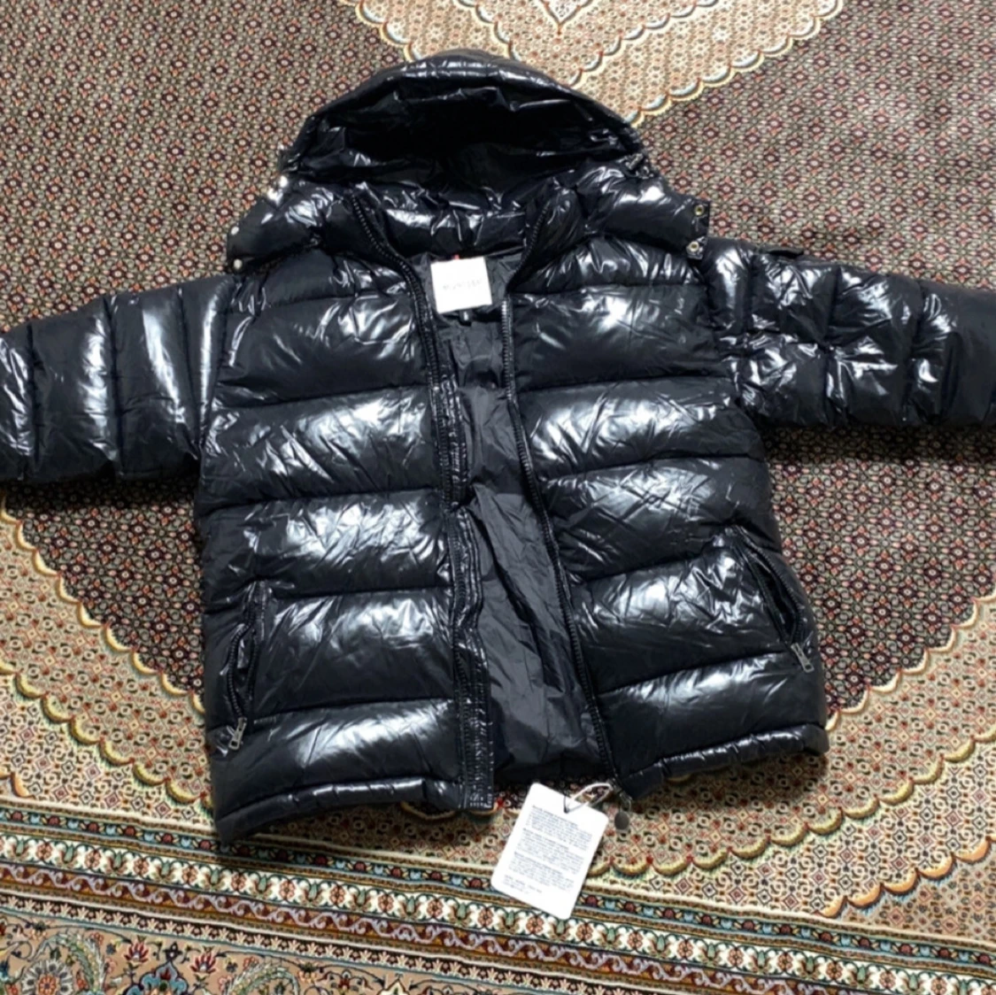 Svart Moncler pufferjacka med huva