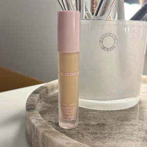 Kylie Cosmetics Power Plush Concealer - Kylie Jenner Power Plush Longwear Concealer i nyansen 2.5N. Jag köpte via Kicks hemsida men tyckte att denna blev för mörk. Har provat den en gång. Den satt fint under dagen. Priset går att diskutera, hör gärna av dig vid frågor💗