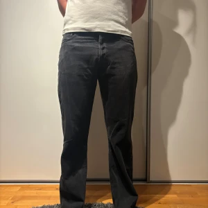 Svarta weekday jeans straight fit - Svarta weekday jeans med klassisk straight fit och fem fickor. Jeansen har knappgylf och är tillverkade i slitstarkt bomullsmaterial. Passar dig som gillar en tidlös look med lite loose känsla. Perfekt till sneakers eller boots.