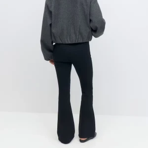 Svarta bootcut jeans med låg midja - Svarta bootcut jeans, köpta i somras & kmr tyvärr inte till användning längre💞