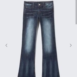 Cheap Monday Lågmidjade bootcut jeans  - Säljer ett par skit snygga mörkblå jeans från Cheap Monday!!! Mina favorit jeans tills de blev försmå, de är använda men fortfarande i bra skick, med bara små tecken på användning, förutom defekten som finns med i bilderna! Säljer enbart för att de blev för små. 25 x 30