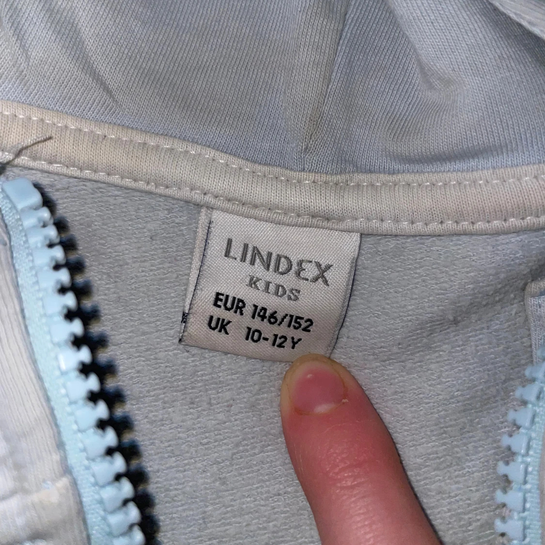 Ljusblå hoodie med tryck från Lindex - 1