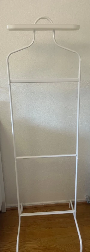 Klädhängare avtagbar  - Vit klädhängare/valet,  i metall med avtagbar plastbricka upptill.  Perfekt för att organisera kläder i sovrum eller hall. Enkel och stilren design som passar de flesta hem.