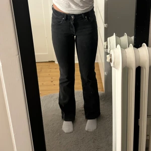 Svarta bootcut jeans från lager 157 - Svarta lågmidjade bootcut jeans från lager 157 med knapp på bakfickorna! Storlek xs och short length short, jag är 164 och de passar mig!