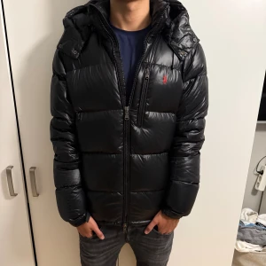 Svart pufferjacka Polo Ralph Lauren - Svart pufferjacka från Polo Ralph Lauren i storlek M. Nyskick använd max 4 gånger, nypris cirka-6700 (man ser priset på sista bilden) mitt pris-4000, pris kan diskuteras vid snabba affärer 