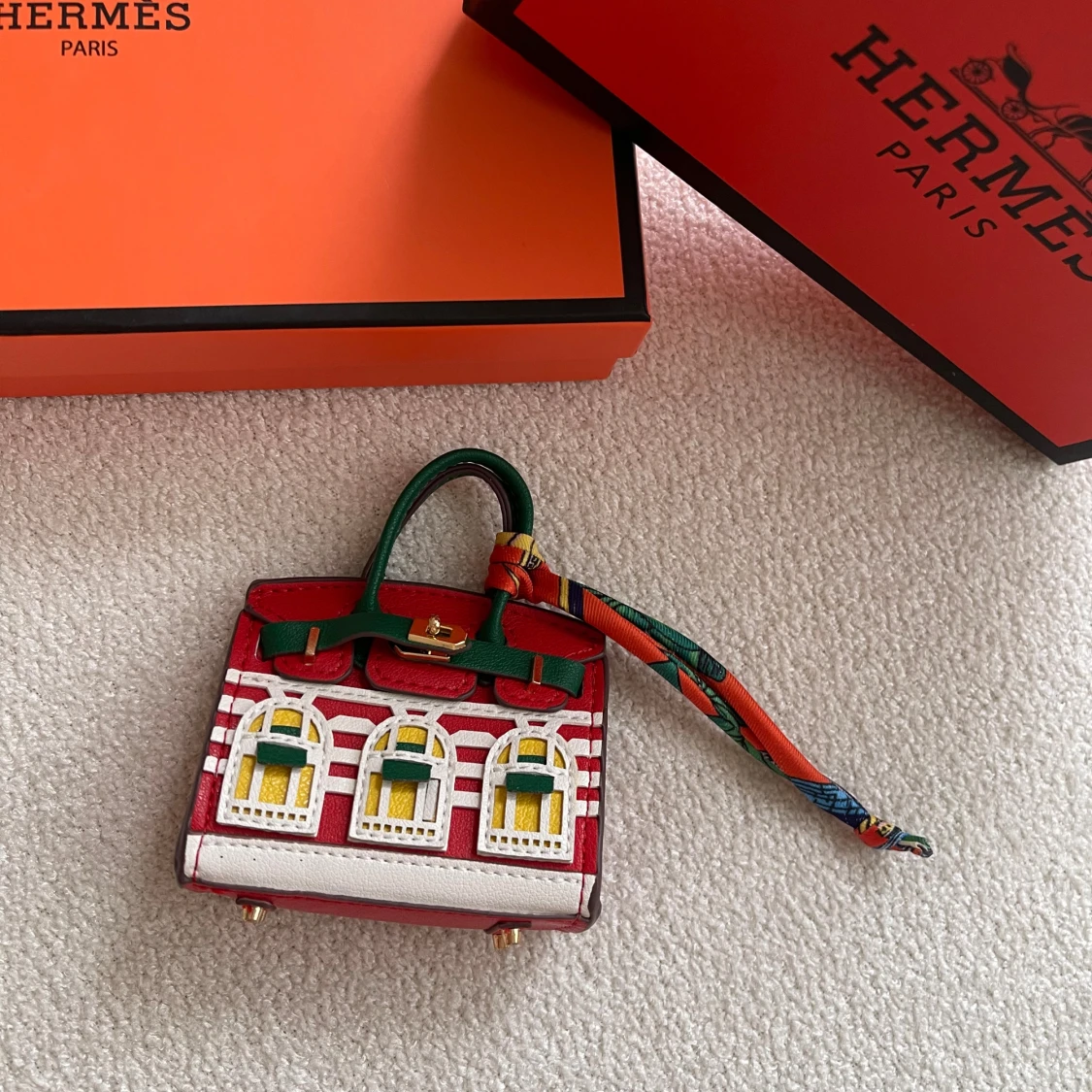 minihandväska med fönsterdetaljer - 1