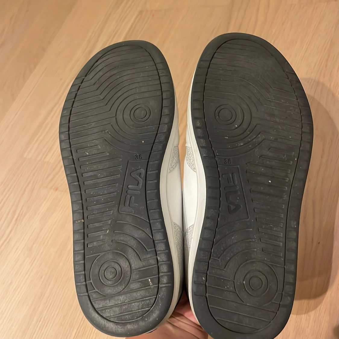 Vita sneakers från Fila med kardborre - 2