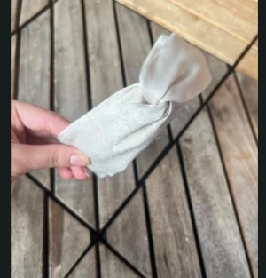 Beige diadem med rosett - Snyggt diadem i glittrigt beige med en stor rosett framtill. Perfekt för att ge din look lite extra bling och passar till både chill och mer uppklädda tillfällen. Diademet är mjukt och bekvämt att bära hela dagen.