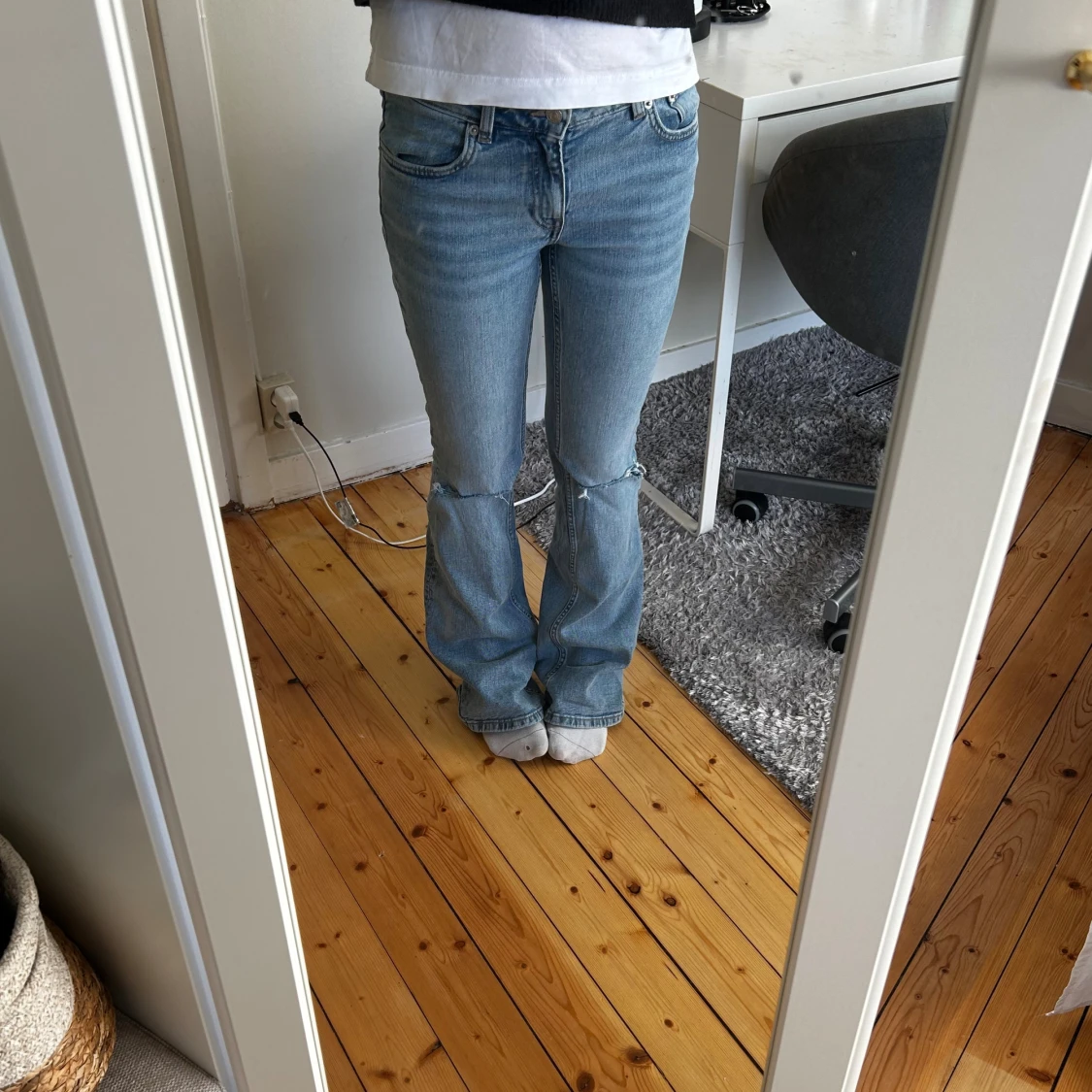 Bootcut jeans med slitna knän