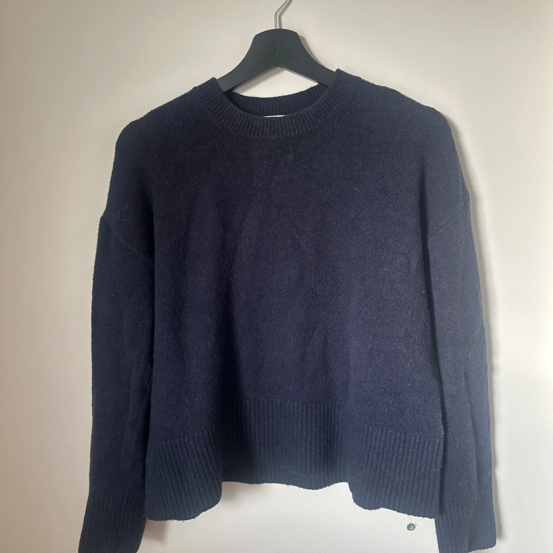 Mörkblå stickad tröja & Other Stories - 1