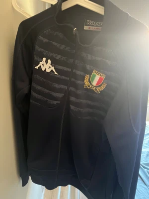 Mörkblå zip hoodie träningsjacka Italia L - Tröja jag säljer i XL nyskick men känns som L
