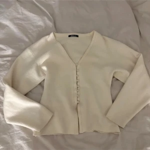 Tröja från Gina Tricot  - Tröja från Gina Tricot med knappar