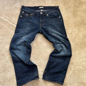 True religon Billy flap pockets - Dessa byxor köpte jag i fel storlek den är andvända Max 1 gång dem är storlek W31 L32 köp gärna