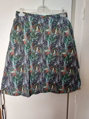 Cissi och Selma Sonja Kurragömma M + fd Olivia nu jacka. - Sonja M och en jacka som jag sytt av en Olivia M. Satt slå på framsidan så det går att sy i knappar och knapphål. Materialet är mjukt och känns som bomull. Färgerna är blå, grön, brun och orange. Ett par gröna oanvända strumpbyxor medföljer..7