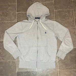 Ralph Lauren ziphood - •9/10 skick - som ny✅ •Storlek - S📏 •Inkluderat - ziphood👕 •Fraktar - inom 24h📦