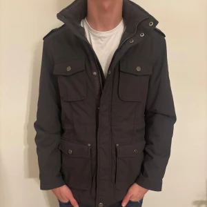 Fieldjacka från Esprit - Sjukt snygg fieldjacka från Esprit i storleken L. Mycket bra skick! Hör av er vid eventuella frågor!