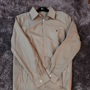 Två skjortor från Polo Ralph Lauren - Storlek L men skulle mer säga M skjortorna är inte äkta derför jag säljer för så billigt.