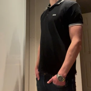 BOSS Piké - Tja, säljer en snygg piké från ”BOSS” i väldigt bra skick. Pikén köptes i somras från Johnells. Storleken är S men kan också passa M (pris går att diskutera).