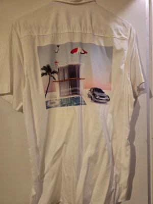 HUGO skjorta strl M - Sparsamt använd Hugo Vacation skjorta. Se gärna andra annonser i min profil! Rökfritt hem