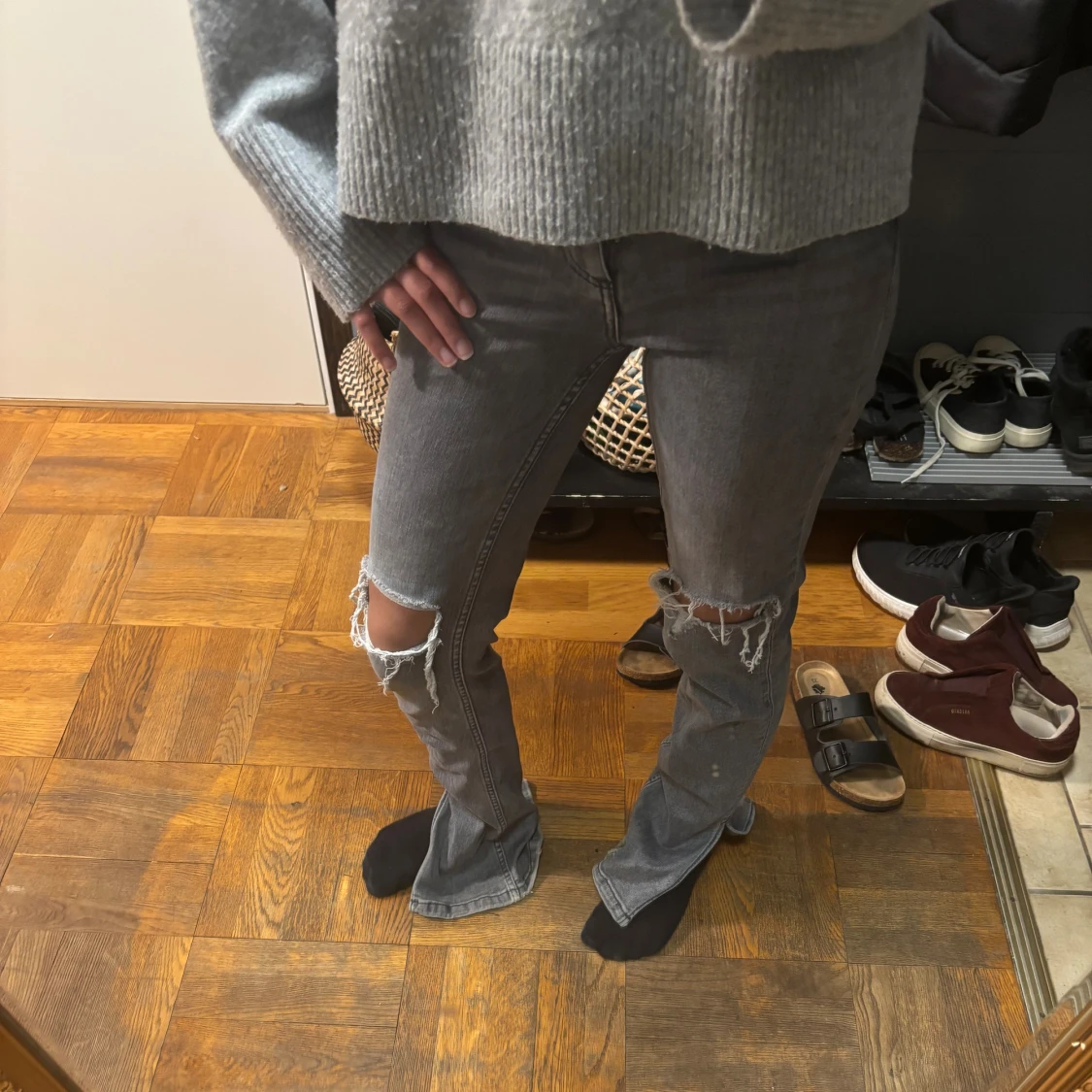 Gråa jeans med hål - 1