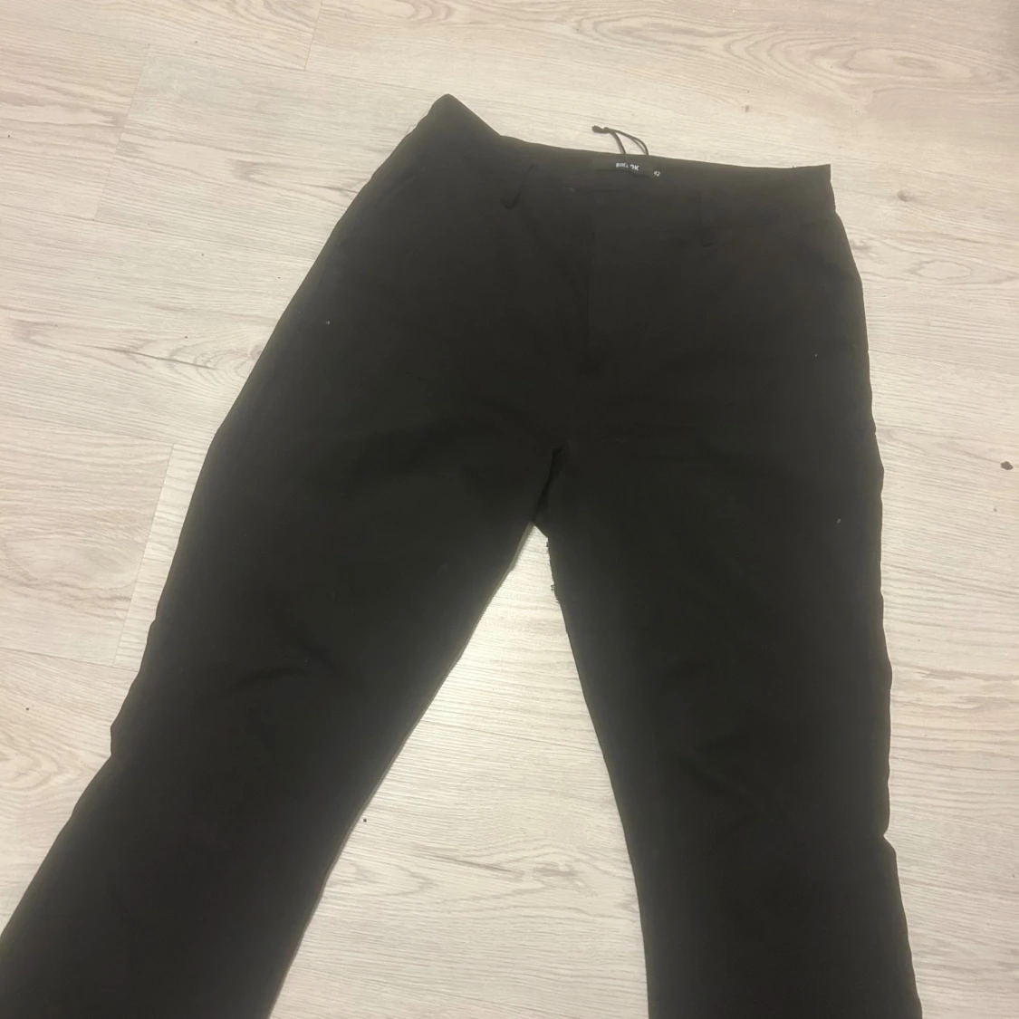 Svarta kostymbyxor från Bik Bok