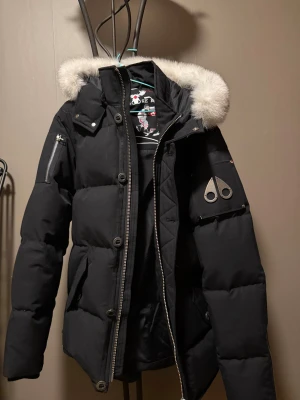  Moose Knuckles jacka herr - Säljer nu min moose knuckles jacka i storlek M använd endast 2 gånger den är som helt ny! mitt pris 6500 men pris kan diskuteras.