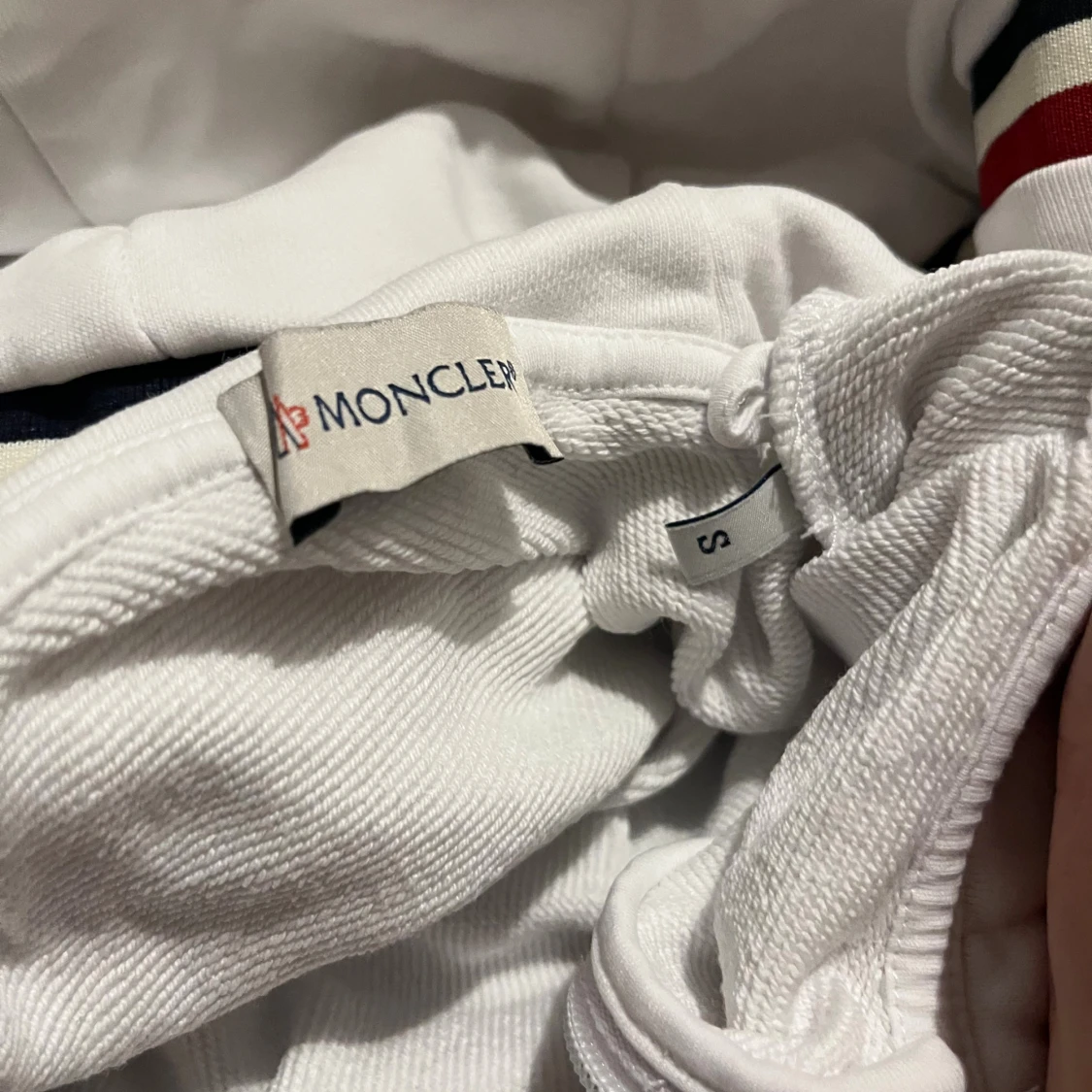 Vit hoodie från Moncler med huva - 2