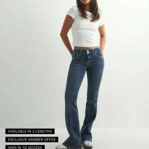 Blå bootcut jeans  - Populära lågmidjade jeans från nelly med vita stygn på bakfickorna. Skriv för fler bilder! Jag har sytt upp de ca 5cm men kan absolut sprätta upp de om man vill. Just nu passar de mig som är 1.66