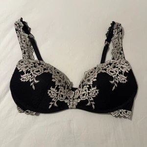 Gioia bh  - Intressekoll på så fin bh från intimissimi. Köptes för ett år sen men tyvärr kommer den inte till användning så mycket. Storleken är 75D har klippt av lappen men tror jag har den någonstans hemma. Har 75c tycker fortfarande den sitter bra på mig. Skriv privat för mer frågor eller intresse av köp💕💕