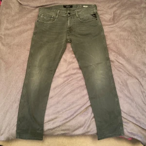Replay Anbass jeans grå - Modell är 184 o väger 70 (kan gå ner i pris vid snabb affär)
