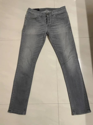 Dondup George 32 - Dondup George i storlek 32 i riktigt bra skick. Bara att fråga vid minsta lilla fundering