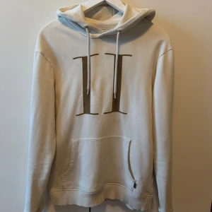 Beige Les Deux Hoodie - Säljer min Beige Les Deux hoodie då jag inte använder den längre. Hoodien är i bra skick och passar perfekt nu till kallare väder.