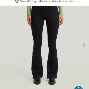 G-STAR RAW Lågmidjade bootcut jeans  - Säljer de eftertraktade Lågmidjade bootcut jeansen från G-STAR då dom tyvärr är för korta på mig, alltså oanvända. St XS-S. Mer bilder kan fås privat. Frakt sker dagen efter/kvällen vid köp 🩷 nypris 1500 säljer för 650 (kan diskuteras)