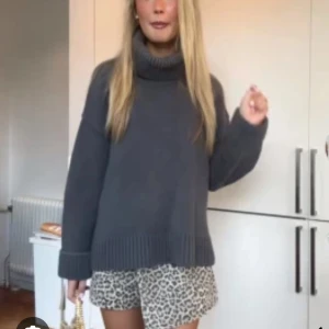 Mörkgrå stickad polo tröja  - Jättefin mörkgrå stickad polo tröja från HM😇😇